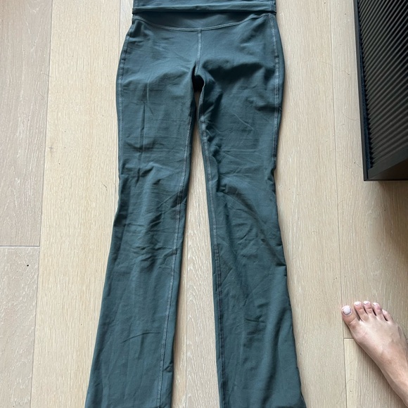 Alosoft Foldover Bootcut Legging -
Dark Cactus
$108 OG price - Picture 8 of 8